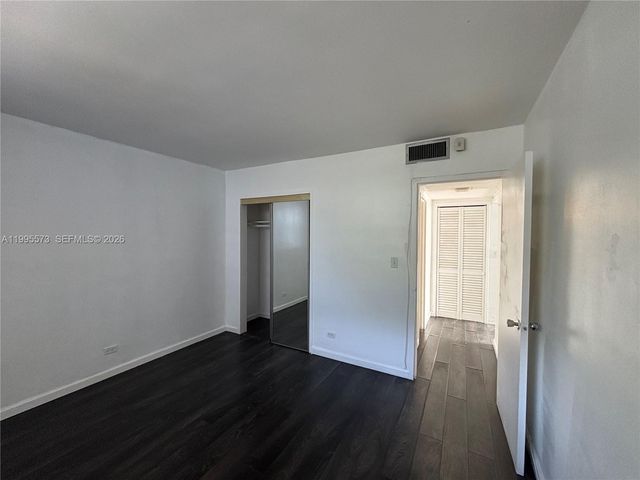 3660 NE 166th St 215, North Miami Beach, FL 33160