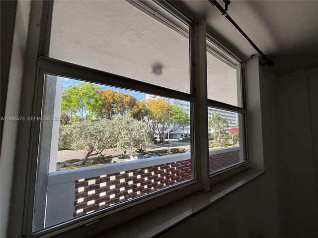 3660 NE 166th St 215, North Miami Beach, FL 33160