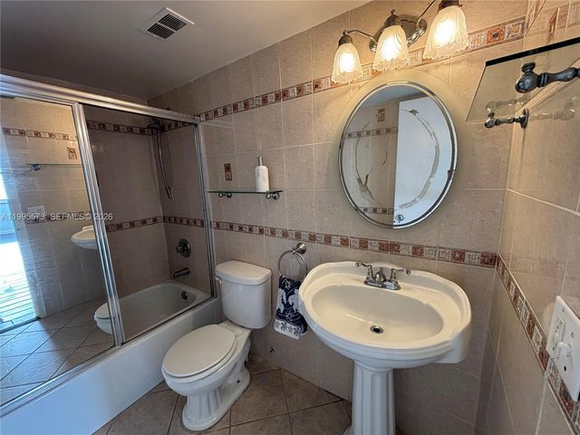 3660 NE 166th St 215, North Miami Beach, FL 33160