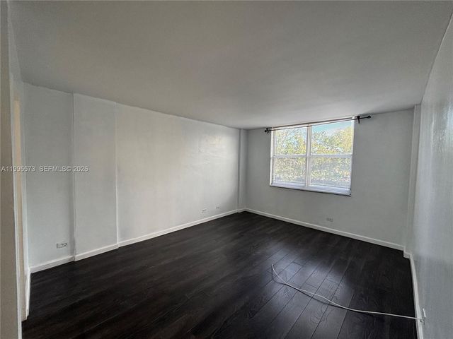3660 NE 166th St 215, North Miami Beach, FL 33160