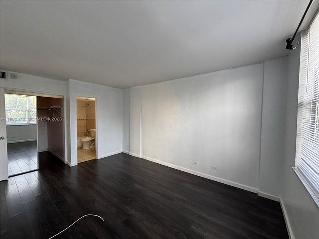 3660 NE 166th St 215, North Miami Beach, FL 33160