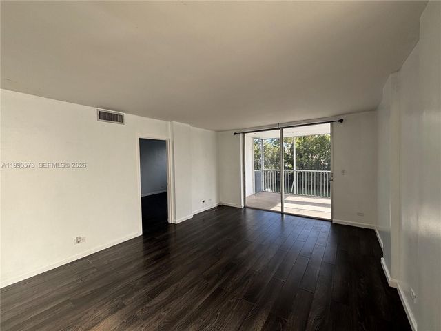 3660 NE 166th St 215, North Miami Beach, FL 33160