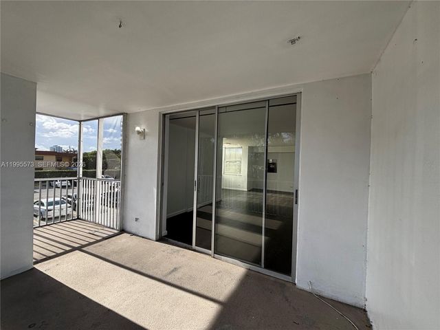3660 NE 166th St 215, North Miami Beach, FL 33160