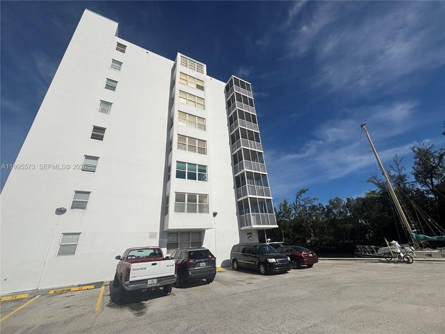 3660 NE 166th St 215, North Miami Beach, FL 33160