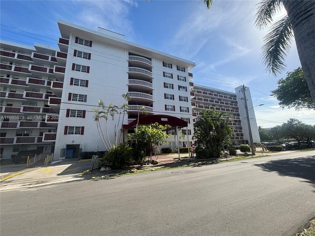 3660 NE 166th St 215, North Miami Beach, FL 33160