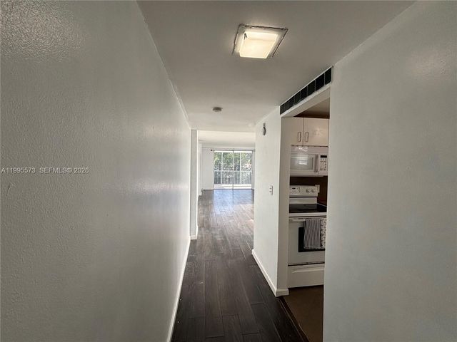 3660 NE 166th St 215, North Miami Beach, FL 33160
