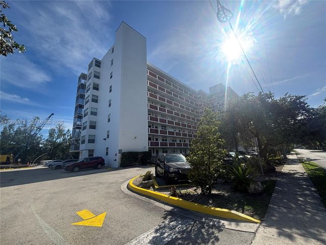 3660 NE 166th St 215, North Miami Beach, FL 33160