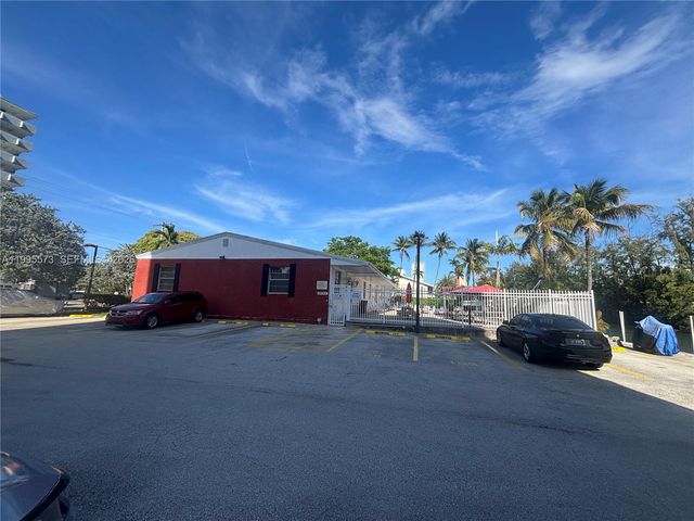 3660 NE 166th St 215, North Miami Beach, FL 33160