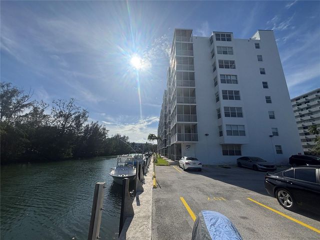 3660 NE 166th St 215, North Miami Beach, FL 33160