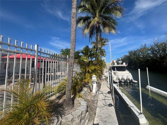 3660 NE 166th St 215, North Miami Beach, FL 33160
