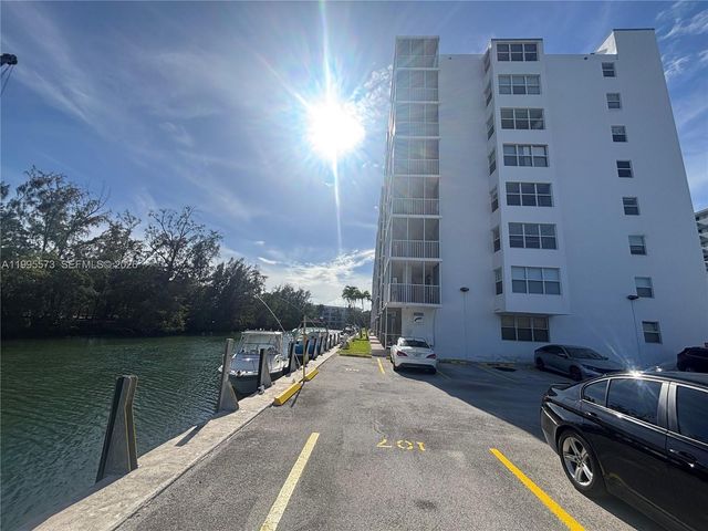 3660 NE 166th St 215, North Miami Beach, FL 33160