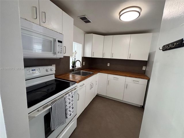 3660 NE 166th St 215, North Miami Beach, FL 33160