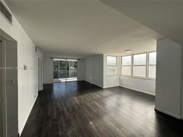 3660 NE 166th St 215, North Miami Beach, FL 33160