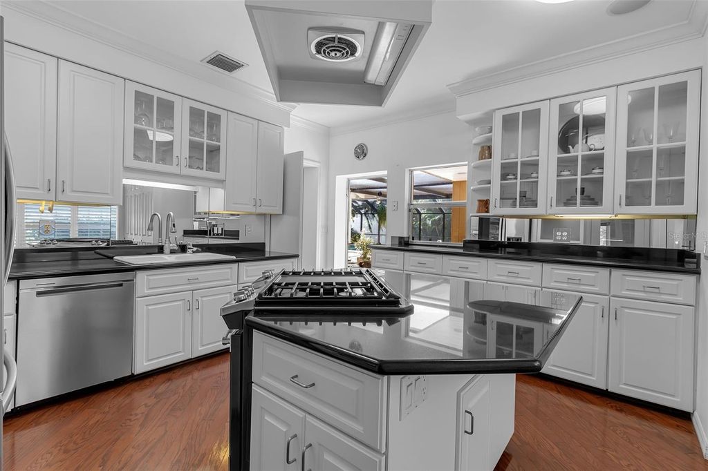 Image 23 of property listing at 1714 SOUTH DRIVE, Sarasota, FL 34239