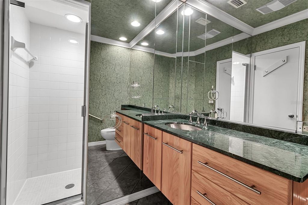 Image 39 of property listing at 1714 SOUTH DRIVE, Sarasota, FL 34239