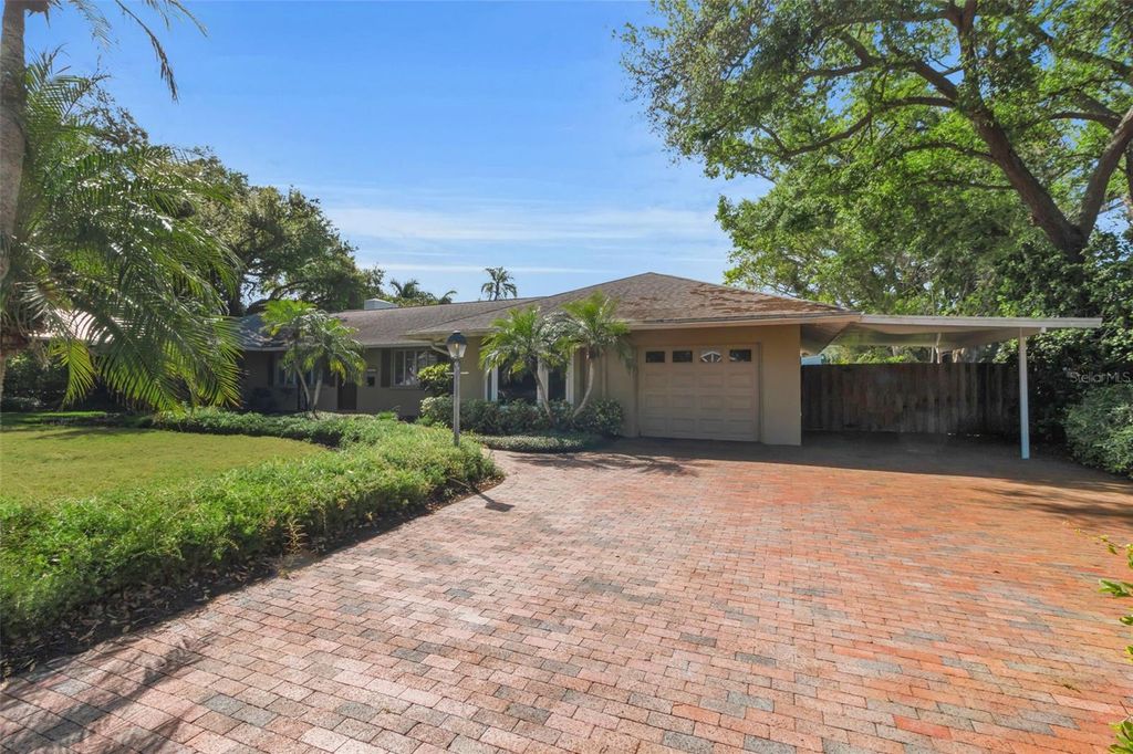 Image 10 of property listing at 1714 SOUTH DRIVE, Sarasota, FL 34239