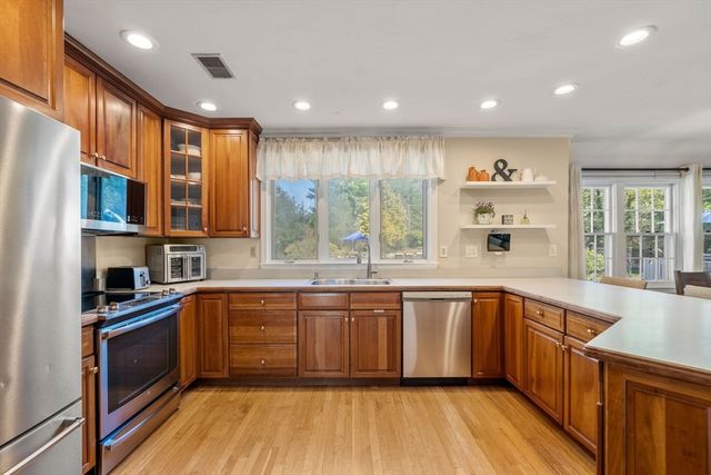 35 Pokanoket Ln, Marshfield, MA 02050