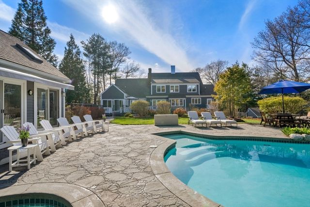 35 Pokanoket Ln, Marshfield, MA 02050