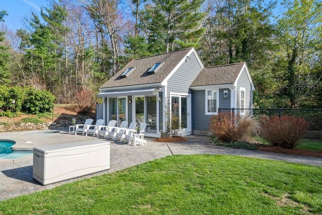 35 Pokanoket Ln, Marshfield, MA 02050