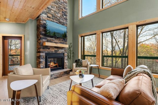 1857 Beachfront Dr, Sevierville, TN 37876