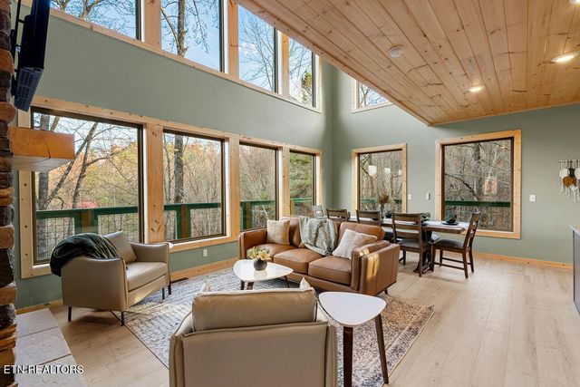 1857 Beachfront Dr, Sevierville, TN 37876