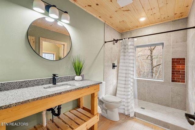 1857 Beachfront Dr, Sevierville, TN 37876