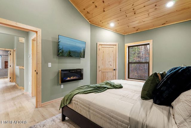 1857 Beachfront Dr, Sevierville, TN 37876