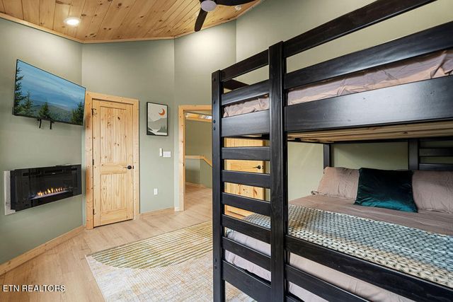 1857 Beachfront Dr, Sevierville, TN 37876