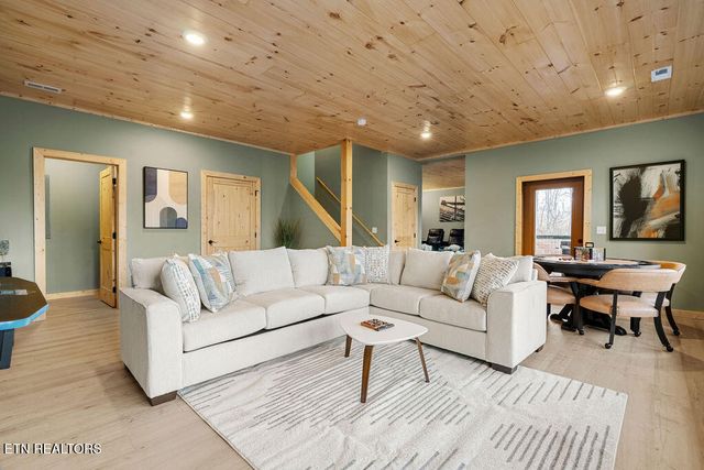 1857 Beachfront Dr, Sevierville, TN 37876