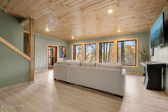 1857 Beachfront Dr, Sevierville, TN 37876