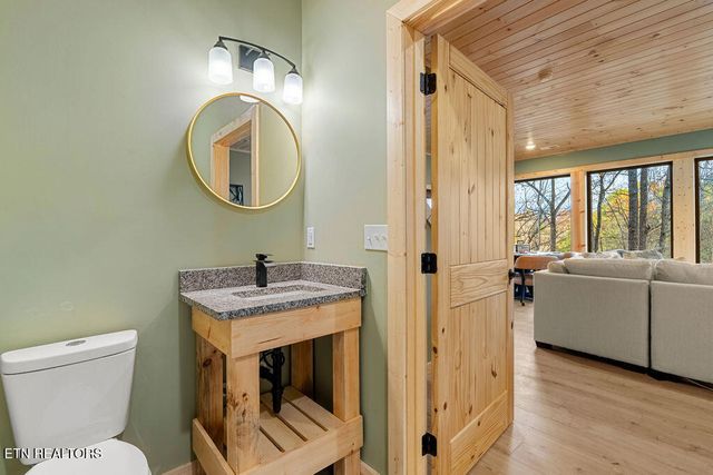 1857 Beachfront Dr, Sevierville, TN 37876