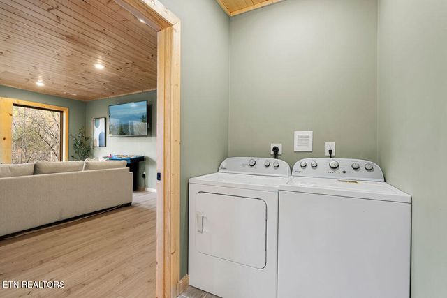 1857 Beachfront Dr, Sevierville, TN 37876