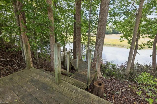 5661 Fairfield LN, Hayes, VA 23072