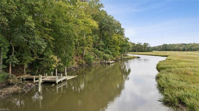 5661 Fairfield LN, Hayes, VA 23072