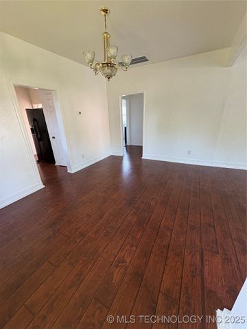 108 N Creek Avenue, Bartlesville, OK 74003