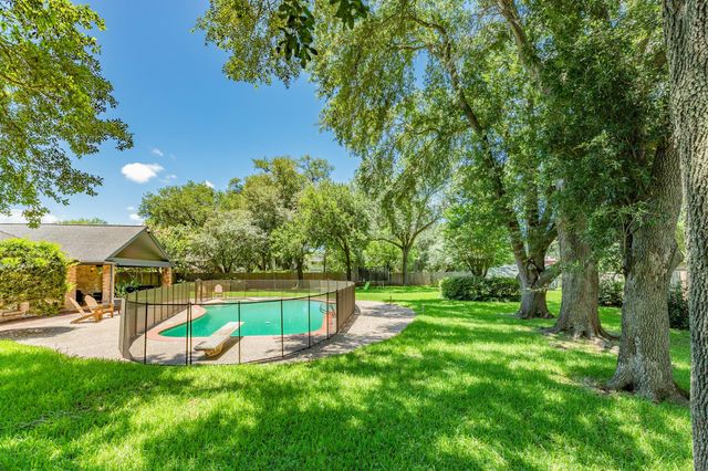 110 Sequoia, Lake Jackson, TX 77566