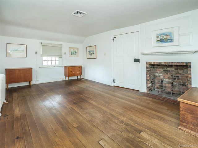 10 Amherst Road, Great Neck, NY 11021