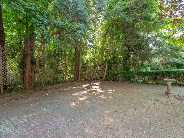 10 Amherst Road, Great Neck, NY 11021
