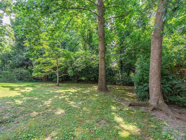10 Amherst Road, Great Neck, NY 11021