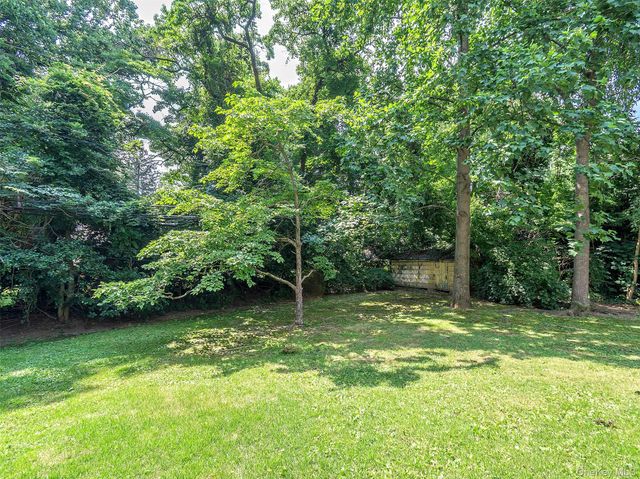 10 Amherst Road, Great Neck, NY 11021