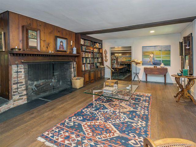10 Amherst Road, Great Neck, NY 11021