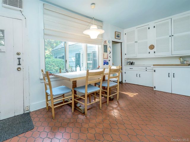 10 Amherst Road, Great Neck, NY 11021