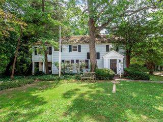10 Amherst Road, Great Neck, NY 11021