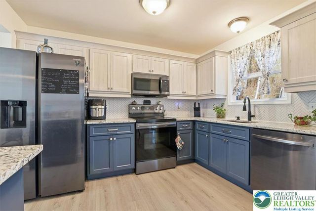 102 Longshore Circle, Smithfield Twp, PA 18302