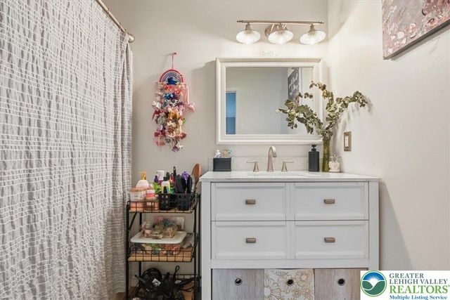 102 Longshore Circle, Smithfield Twp, PA 18302