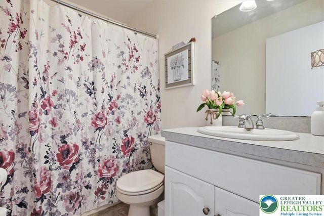 102 Longshore Circle, Smithfield Twp, PA 18302