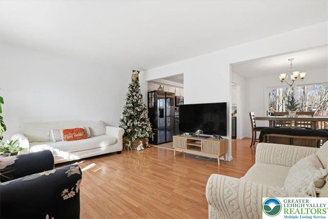 102 Longshore Circle, Smithfield Twp, PA 18302