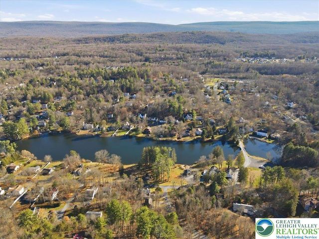 102 Longshore Circle, Smithfield Twp, PA 18302