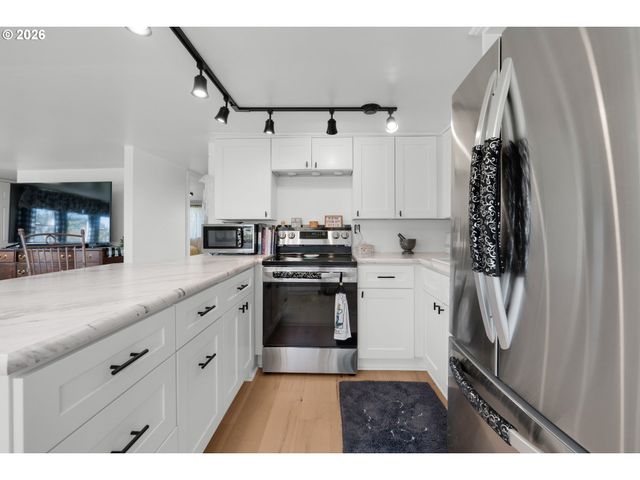 21 2ND St, Bay Center, WA 98527