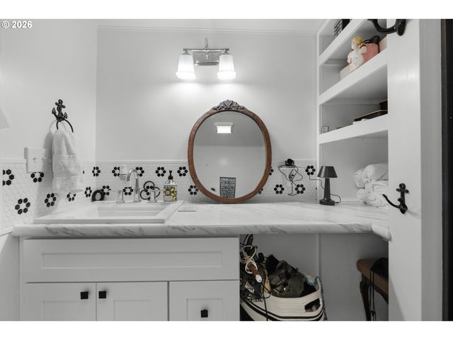 21 2ND St, Bay Center, WA 98527